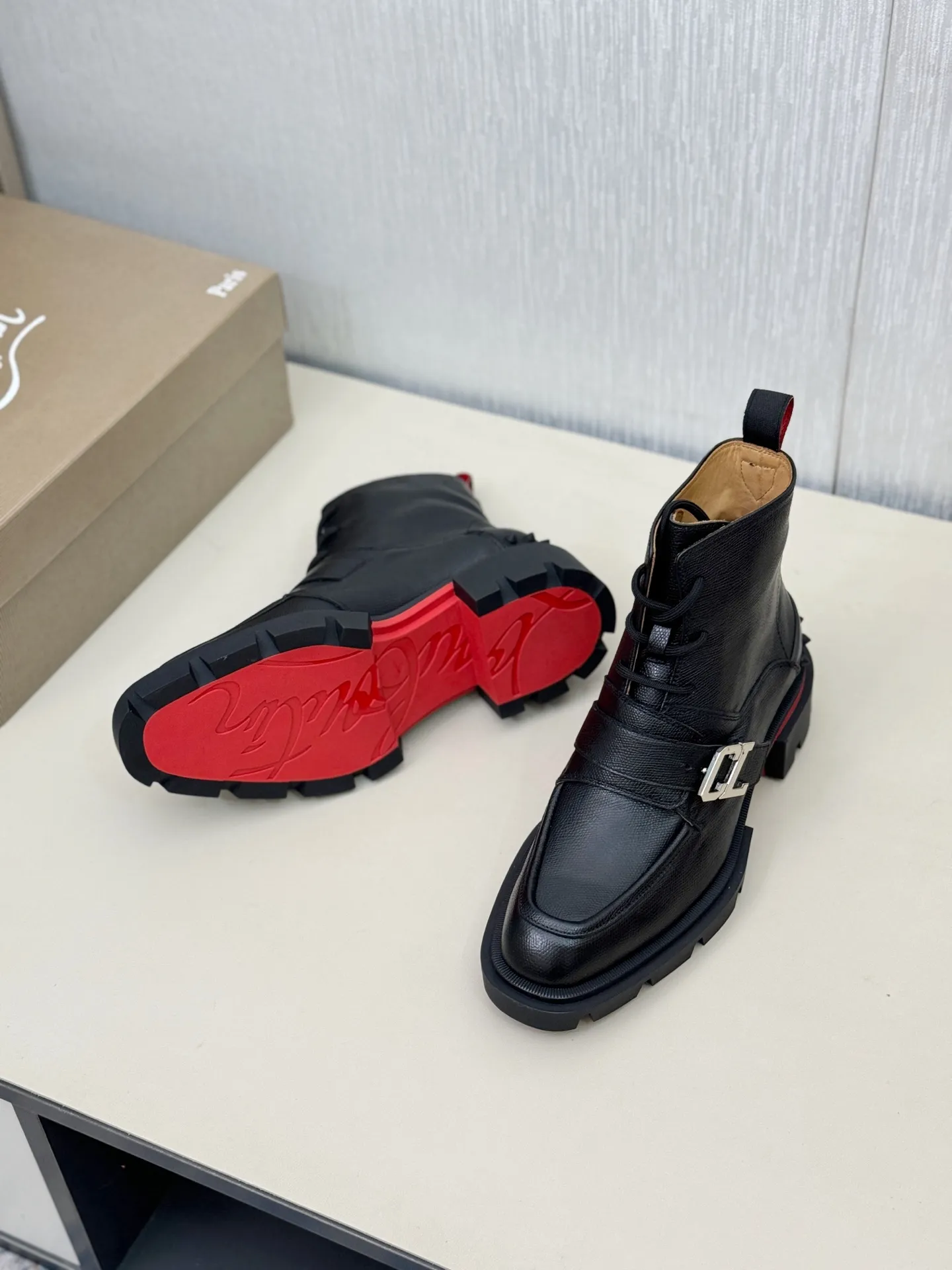 [CL～High-end men’s red-soled shoes] Top P: 940💰. Size: 39-44 (38.45.46 can be customized) 🆑Top original purchase agent Imported open-edge bead fabric and water-dyed cowhide inside 🉑️ Imported TPU rubber sole, wear-resistant and non-slip, full of European style.